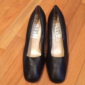 NWOT VRS black pumps